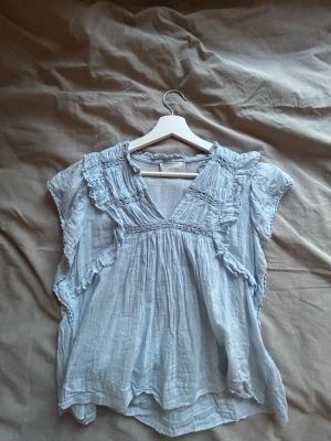 Neo Noir blus - säljer nu min super fina neo noir blus då den tyvärr inte längre kommer till användning. Endast använd en gång💗