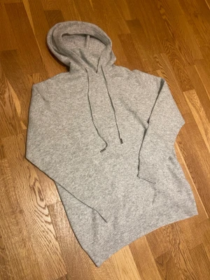 Cashmere  hoodie  - Säljer en skön kashmir / merino ull hoodie i storlek M. Den passar SMALL och MEDIUM eftersom den är i ett stretchigt material. Den är i 10/10 skick och endast testad. Perfekt inför vintern eftersom den är både varm och skön.  