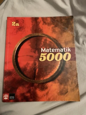 Matematik 5000 2a - Matematik 5000 2a är en populär mattebok för gymnasiet, perfekt för dig som vill utveckla dina kunskaper och klara kursen med tydliga förklaringar och varierade uppgifter. Boken är anpassad för olika gymnasieprogram och vuxenutbildning.