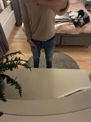Replay anbass  - Säljer ett par ljusblå jeans från Replay med snygg tvätt och klassiska fem fickor. Jeansen har slim passform och raka ben, tillverkade i mjukt jeansmaterial. Märkeslapp syns vid fickan och de har dragkedjegylf. Perfekta för dig som gillar en clean och modern look.