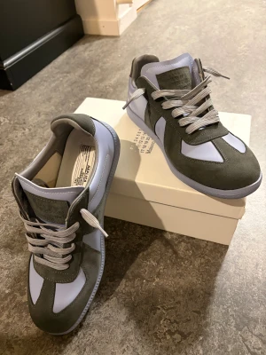 Maison margiela st 43 - Ett par fina maison margiela i storlek 43, med unik färg. Den kommer med låda, kvitto (ÄKTHETSBEVIS). Skick är 7,5/10. Skriv vid någon fundering🙌