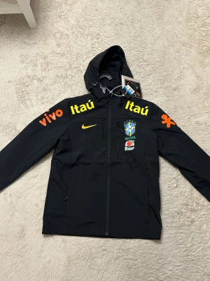 Nike Brazil jacka svart - Helt ny Nike brasil jacka storlek M. Aldrig använd. Skriv vid intresse!