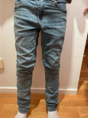 Levi's 510 ljusblå skinny jeans - Säljer ett par Levi's 510 skinny jeans i ljusblå tvätt. Klassisk femficksmodell med Levi's patch och röd etikett bak. Jeansen har smal passform och är tillverkade i mjukt bomullsmaterial med lite stretch för extra komfort.
