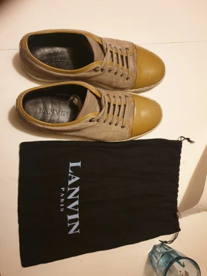 Lanvin cap toe 44 - Lanvin skor i använt men bra skick. Fina framtill, mindre slitningar på ena sidan (se bilder). Mindre märke framtill på ena tån. Stora i storleken (44), passar förmodligen 44,5 och 45 också.  #grisch  #lanvin
