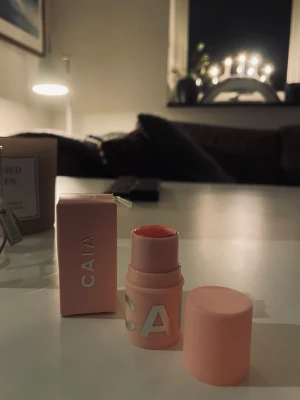 CAIA Rouge Stick Cotton Candy - Säljer en CAIA rouge stick i färgen Cotton Candy. Kommer i en söt rosa förpackning med vitt tryck och matchande lock. Krämig formula som är lätt att applicera direkt på kinderna för en fräsch rosa ton. Den är såklart oanvänd säljer pga att jag fick två i samma färg av denna och har ingen användning av den andra!❣️