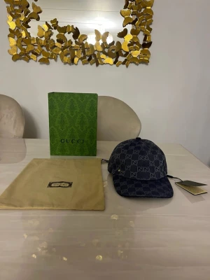 Blå keps - Säljer en mycket fin blå keps som är helt ny med tags på. Den är i storlek S som motsvarar 56cm och pris kan självklart diskuteras lite grann.