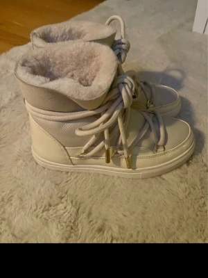 Inuikii skor - Säljer så snygga skor från Inuikii, väldigt bra skick!🤗De har mjukt foder och perfekta för höst/vinter då de är varma. Skorna är tillverkade i skinn och nypris är 3699 kr skriv för fler bilder!