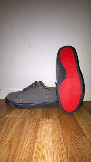 Christian Louboutins Storlek 39 - Helt nya och helt oanvända. Mycket bra till vintern och passar nästan till alla outfits. Mycket bra kvalité.