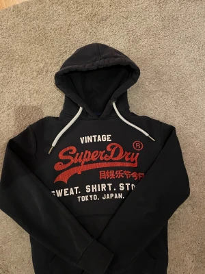 Superdry tjocktröja  - Storlek xs men skulle mer säga S Tröjan allmänt bra skick bara det att texten är lite sliten som man kan se på tredje bilden 
