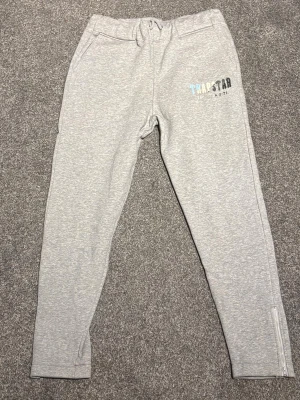 Trapstar Tracksuit  - Grå Trapstar tracksuit I nytt skick