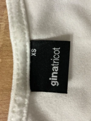 Vit ribbad linnetopp - Vit ribbad linnetopp