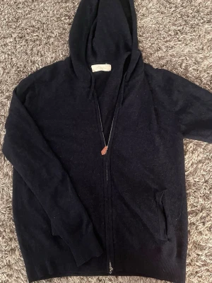 Mörkblå Sayless zip up hoodie 🙌🤩 - Denna tröja är i storlek S och fungerar perfekt. 🙌🤩