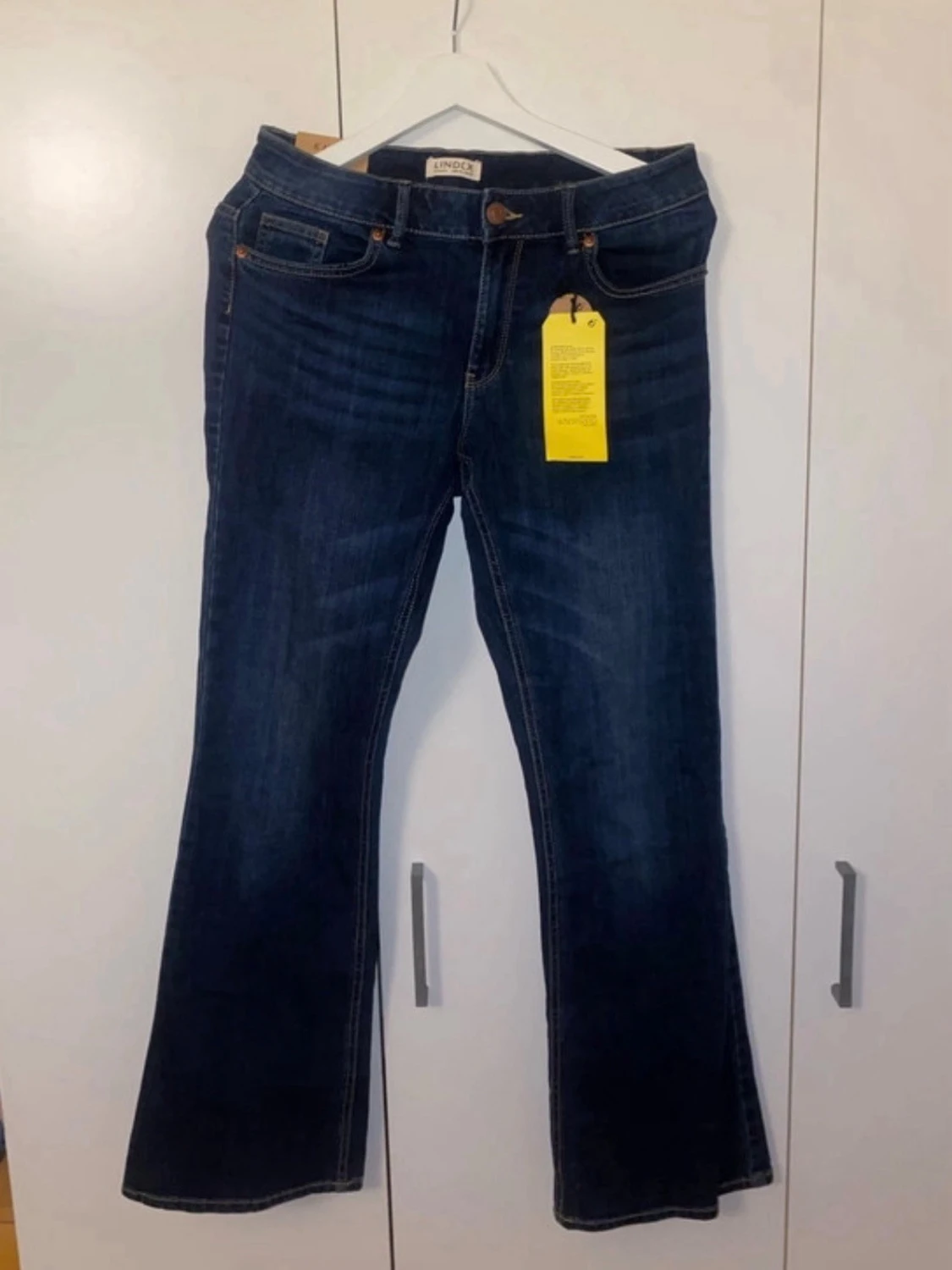 Mörkblå bootcut jeans från Karen