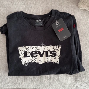 Levis tshirt - Ny med lappar 