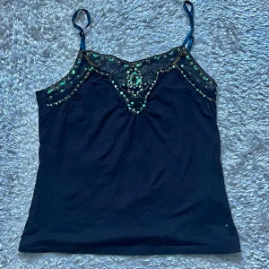 VERO MODA TOPP - Säljer en svart linnetopp från VERO MODA.