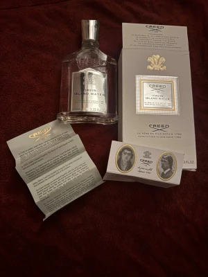 Creed Virgin Island Water 100ml - Lyxig parfym från Creed, Virgin Island Water, 100ml. Tillverkad i Frankrike. Levereras med originalförpackning och informationsblad. Perfekt för dig som vill sticka ut med en exklusiv doft.