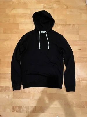 Pier One hoodie - En helt ny oanvänd Pier One hoodie i färgen svart ♠️⬛️🐈‍⬛ Skicket är 10/10.  Tröjan är i storlek M men passar även som S (ganska liten i storlek). Denna trendiga tröja är riktigt snygg och passar till många outfits. Om du har några funderingar, var inte rädd att kontakta mig. Mvh KC Closet - Fashion Boutique 😊