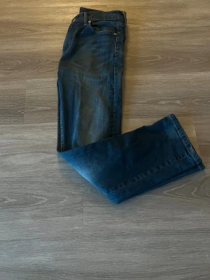 Levi's 513 jeans - Levis jeans modell 513 | jätte bra skick och bekväma | straight fit för dig som bär lite mer Street stil | skriv för frågor och funderingar!