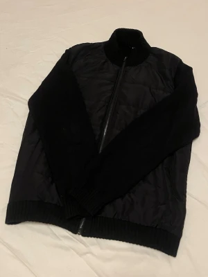 Cardigan jacka - Snygg svart cardigan jacka med fina detaljer och delvis fodrad, alltså perfekt nu över en varmare tröja eller mot våren. Passar till allt. Fint skick, storlek L men sitter mer som M. Skriv vid minsta intresse, pris går alltid att diskutera vid smidig affär 😀