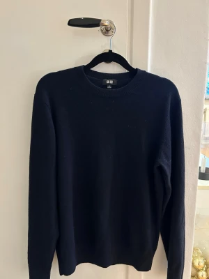 Tröja i 100% Kashmir från uniqlo - Toppenskick utan några tecken på nopprig. St Xs, jag som är 177 har precis vuxit ur den. Perfekt tröja som passar till allt och som man kan ha året runt.