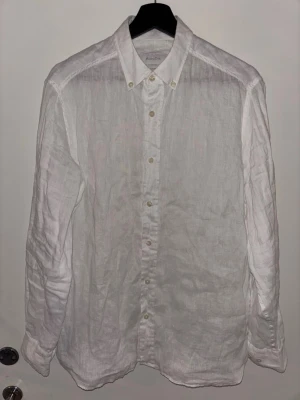 Vit linneskjorta från Massimo Dutti - Säljer en fräsch vit skjorta från Massimo Dutti i 100% linne.