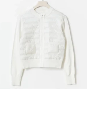 Vit quiltad pufferjacka med dragkedja - Snygg vit pufferjacka med quiltad framsida och två fickor. Jackan har ribbade muddar, lång ärm och hel dragkedja framtill. Använd fåtal gånger. Inga defekter heller💕