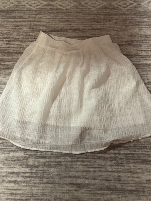 Vit kortkjol från H&M Divided - Säljer en vit kortkjol från H&M Divided i storlek 36. Använd färre än 10 gånger