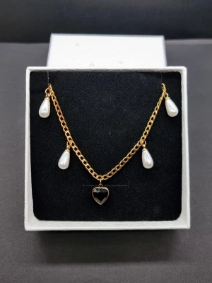 Stilfullt handgjort halsband  - Material-rostfritt stål. 