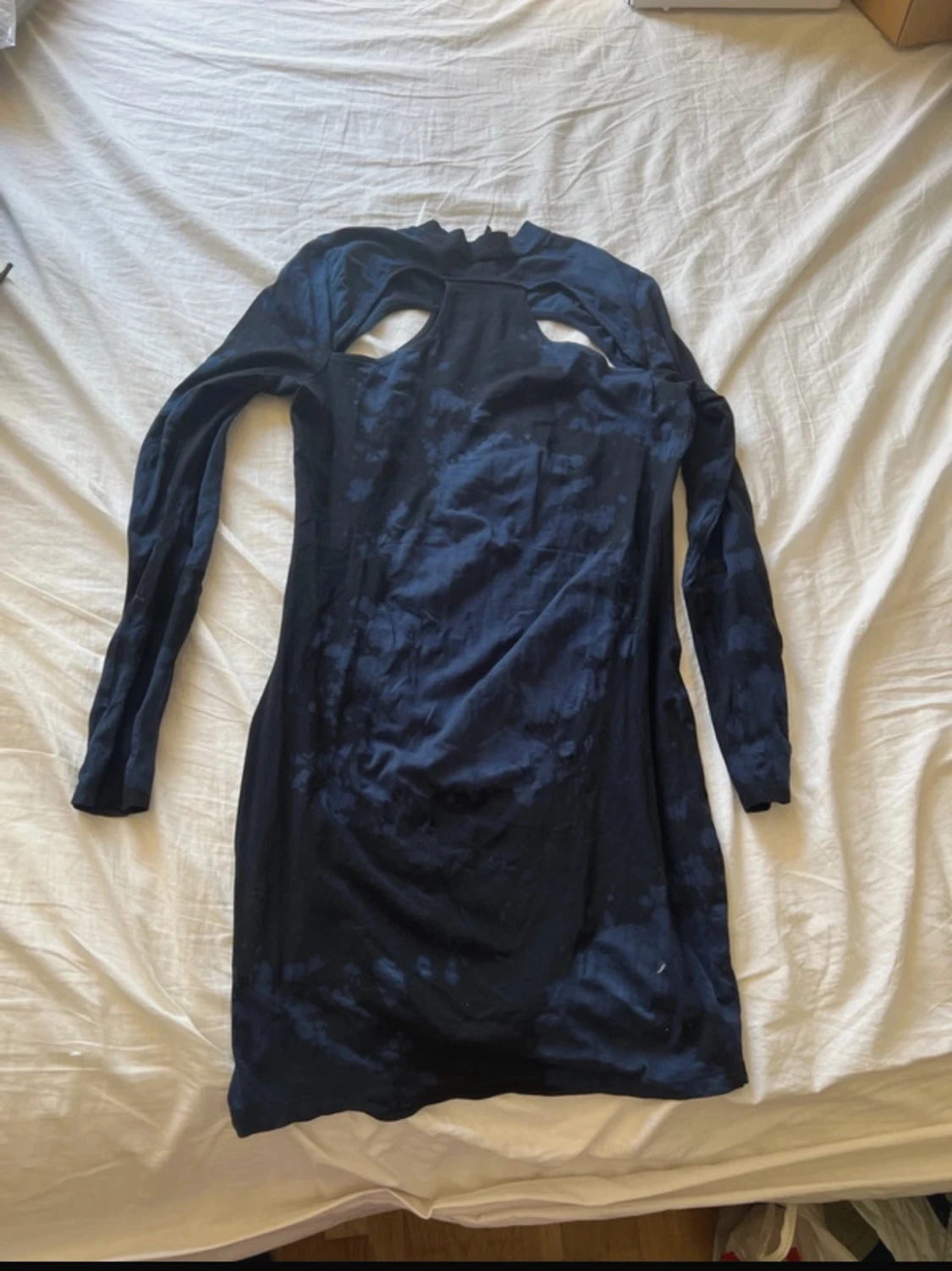 Mörkblå cut-out klänning - 3