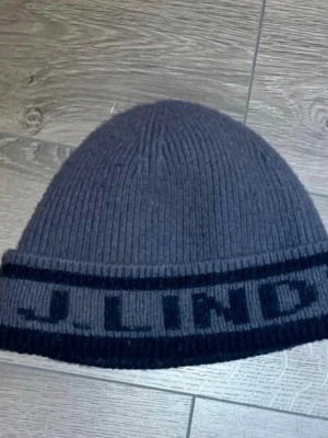 J.Lindeberg Mössa  - Tjena, säljer en tvär snygg J.Lindeberg mössa med mycket bra kvalité för ett unikt pris. Mössa är knappt använd och passar perfekt nu inför det kalla vadret. Skriv garna vid intresse!