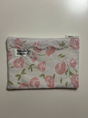 Handgjord necessär av second hand tyger - En handgjord necessär utav second hand tyger. Unik, hållbar och perfekt för att samla alla dina vardagsfavoriter i väskan. Fodrad och stängs med dragkedja. Endast ett unikt exemplar.                  Instagram: secondstitch.bymatilda 💕