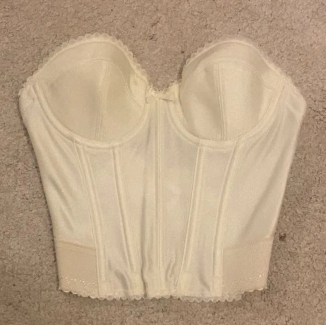 Vit korsett med spetskant