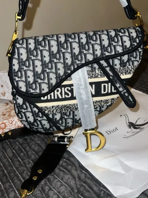 Svart Väska  - Boxen ingår 