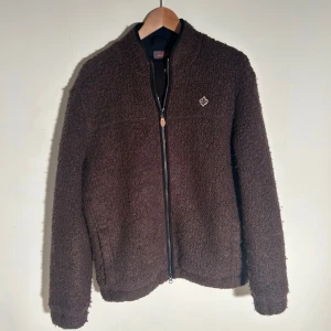 Morris fleecejacka - Mycket bra skick, inget att anmärka på. Mått: Längd - 68 cm. Bredd - 54 cm. Skriv vid ytterligare frågor eller funderingar🤝