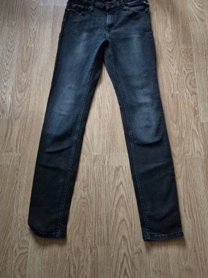 Replay Luzien skinny jeans svart - Säljer ett par svarta Replay Luzien jeans med skinny high waist fit. Jeansen har klassisk femficksdesign, smal passform och raka ben. Materialet är stretchigt jeans och de har Replay-logga på bakfickan och insidan av linningen.