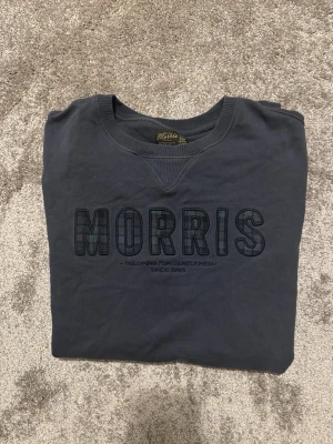Morris sweatshirt  - Snygg mörkblå sweatshirt från Morris i mycket bra skick. Inga direkt defekter men ganska använd därav priset. Nypris 1299kr. Hör av dig vid frågor.