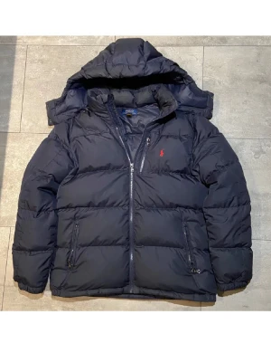 Ralph lauren jacka  - Hej, säljer en mörkblå Ralph lauren jacka som är knappast använd. Jackan är i storlek S/XS och har inga täcken på användning eller defekter. 