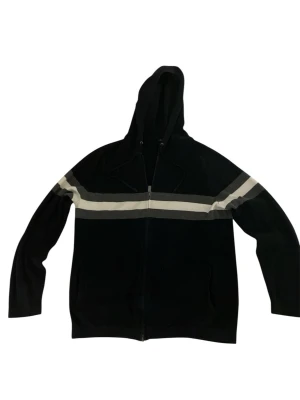 Massimo dutti tröja  - Säljer en sjukt snygg tröja med dragkedja från Massimo dutti den är i storlek L men sitter som M hör gärna av er vid minsta intresse!