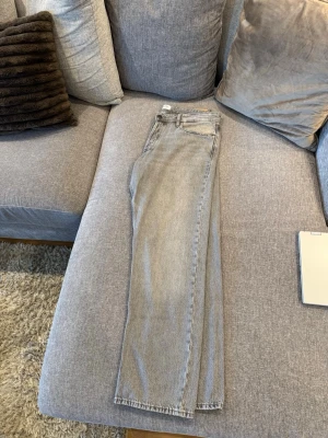 Jack & Jones - Tja! Säljer ett par helt nya jack & Jones jeans. Jeansen är aldrig använda. Säljer pga att de är för stora på mig och vill bli av med dem. Storlek 36/32 och skick är 10/10