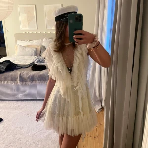 Studentklänning  - Sååå fin klänning från ida Sjöstedt! Passar perfekt tilö studenten eller andra arrangemang😍🩷 den är i storlek 40 men har ett knytband så den passar även s-m