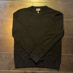 Hm slim fit tröja  - Hej säljer nu denna väldigt snygga hm tröja som är i storlek small och slim fit i passformen. Skick: 10/10 då den nästintill är oanvänd. Kom dm för mer frågor och svar 😇🙌