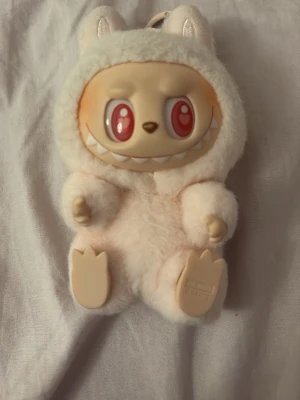 Vit fluffig pälsväst med öron - Säljer en supergullig vit pälsväst med fluffigt material och söta öron på huvan. Västen har en mjuk och mysig känsla, perfekt för att sticka ut med en unik look. Passar dig som gillar att addera lite extra cuteness till outfiten.