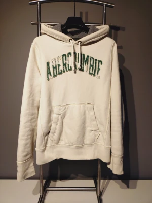 Abercrombie & Fitch Hoodie - Abercrombie & Fitch Hoodie. Size S. Mycket bra vintage skick! Hoodien är lite oversized men har en riktigt snygg och bra passform! Tjock o varm till vintern! Mycket eftertraktad!