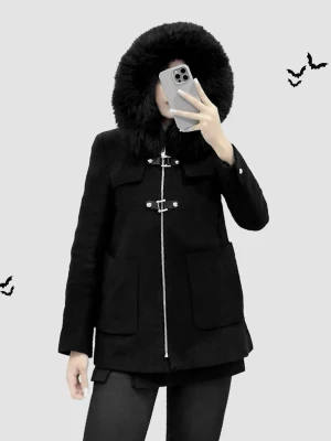 Duffel ⛓️ - Svart duffel från ZARA med avtagbar fuskpälsluva ☺️🖤Har 2 äkta framfickor och stängs med dragkedja och 2 tryckknappar. Rak passform. Storlek XL (byst 114cm, längd 72cm) 📏 Kostade tusenlappen ny men säljes extra billigt då vänstra fickan tyvärr har ett hål i innerfodret, men fickan kan fortfarande användas som vanligt eftersom hålet finns på sidan och inte i botten. Köp nu 💌