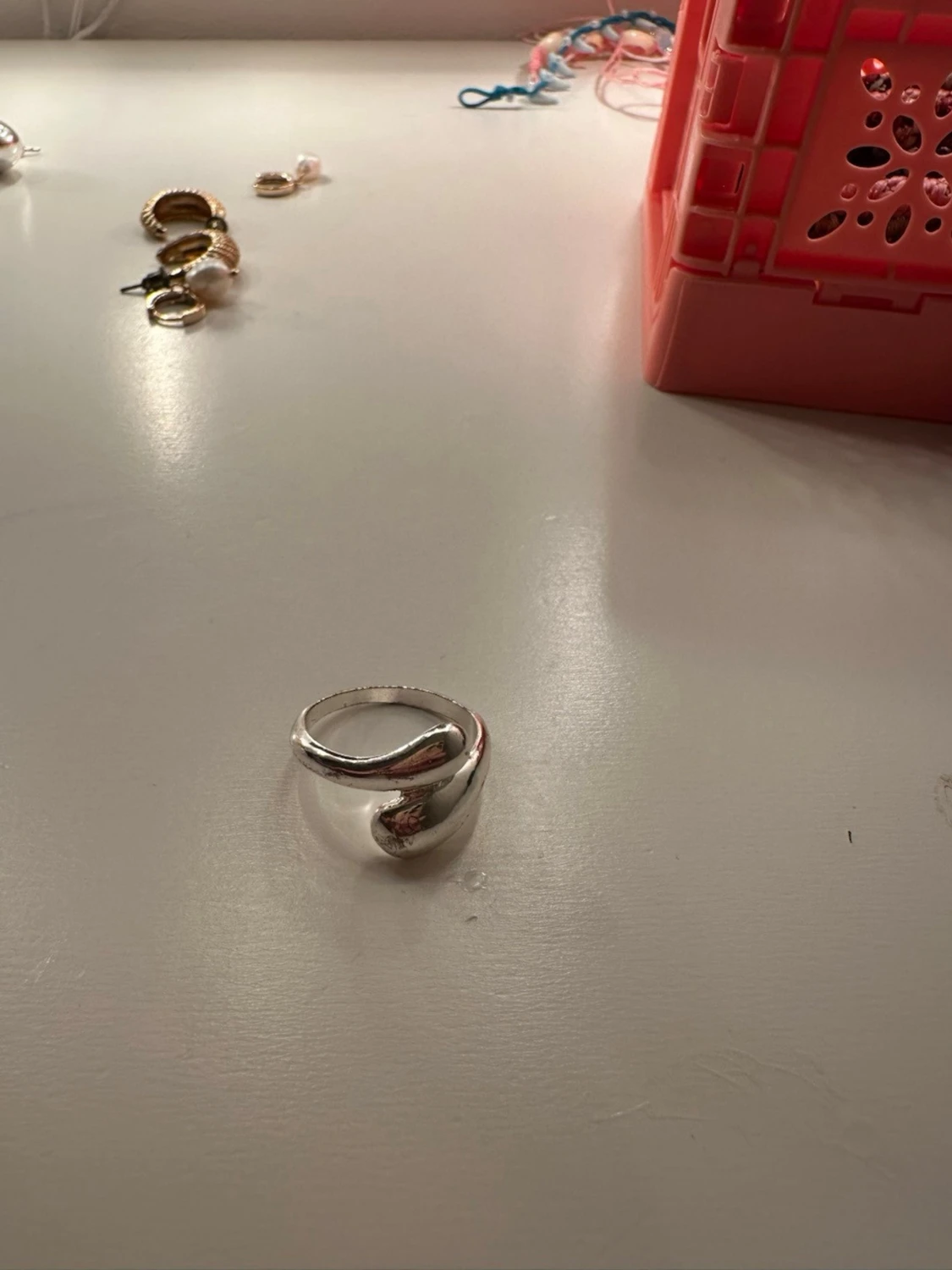 Silvrig ring med böjd design - 1