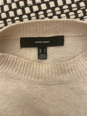 Beige stickad topp från Vero Moda - Säljer en beige stickad topp från Vero Moda i storlek S. Toppen har puffiga korta ärmar. 