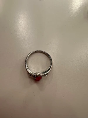 Ring - Ring med röd kristall