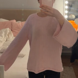 Rosa tröja - Stickad tröja med vida ärmar från Indiska utan defekter!!❤️🥰🥰 Köpt för 600 kr❤️