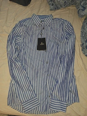 Blåvit randig skjorta Tiger of Sweden - Helt ny och oanvänd skjorta från tiger of sweden med prislapp och taggar kvar, hör av er vid funderingar🫱🏼‍🫲🏽