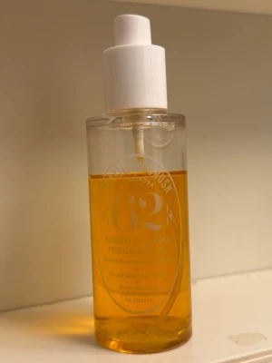 Sol de Janeiro 62 Hair & Body Mist - 240ml flaska, har tyvärr tappat bort original korken men ska försöka hitta en annan/ tejpa en större runt vid leverans. Fräsch och trendig hår- och kroppsspray med pistage och salt karamell. Perfekt för dig som vill ha en unik doft som sticker ut. Volymen framgår ej på flaskan.